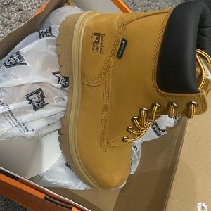 Timberland Pro New  size 9.5 man 
Damage box